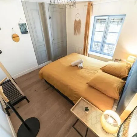 Lafayette, Apartment